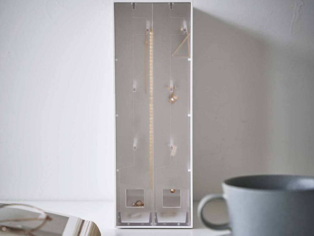 ガラスとシルバーのディスプレイケースに透明な【tower/タワー】ネックレス＆ピアス収納ケースが静物として展示されている様子