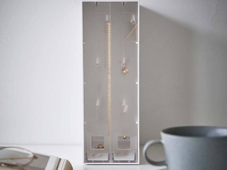 ガラスとシルバーのディスプレイケースに透明な【tower/タワー】ネックレス＆ピアス収納ケースが静物として展示されている様子