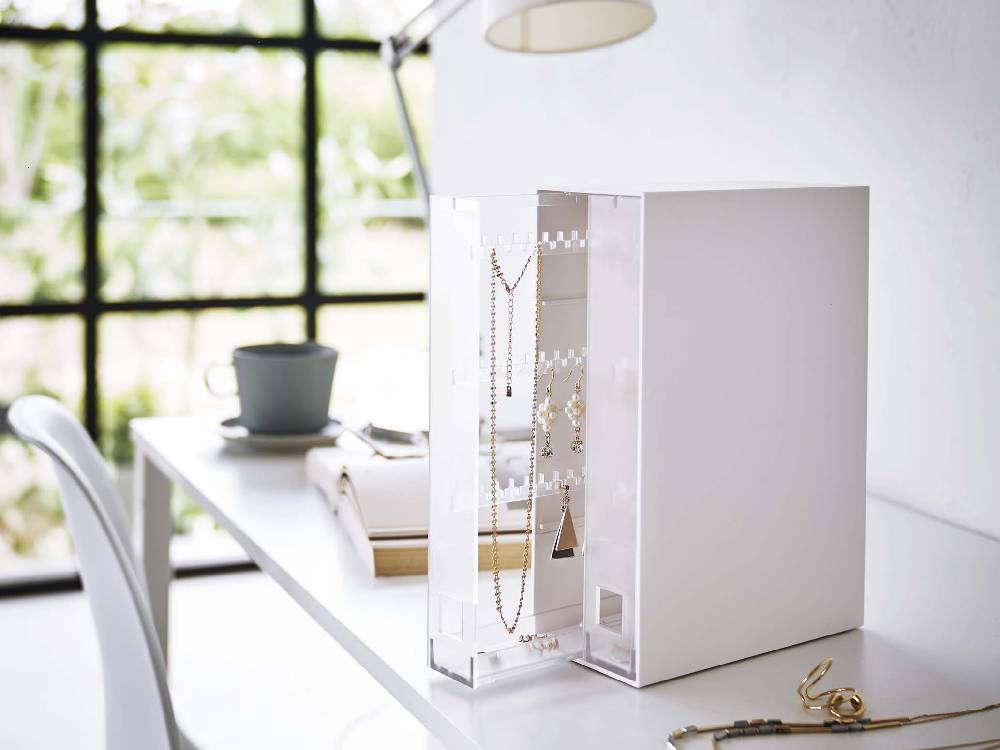 ネックレス＆ピアス用のtower（タワー）収納ケースがガラス製のディスプレイケースに美しく展示されている様子