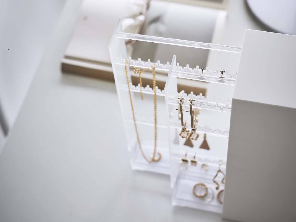 シルバー仕上げのtower/タワーネックレス＆ピアス収納ケース。自然素材風のデザインで、静物として撮影された製品の画像。