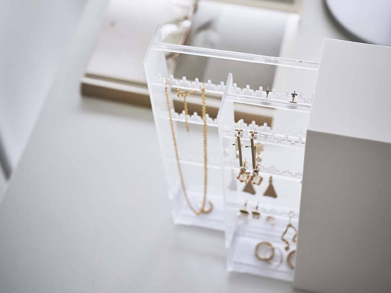 シルバー仕上げのtower/タワーネックレス＆ピアス収納ケース。自然素材風のデザインで、静物として撮影された製品の画像。