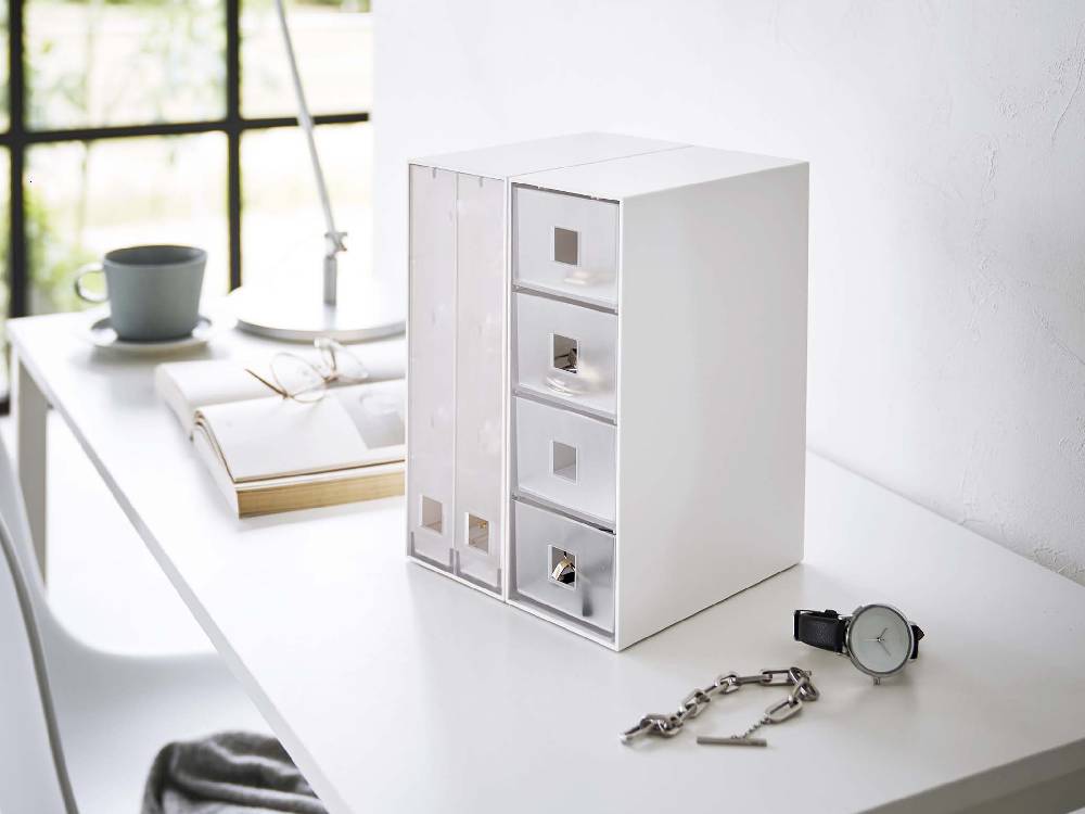 タワー型のネックレス＆ピアス収納ケースが引き出し付きキャビネットの棚に美しく配置されています。