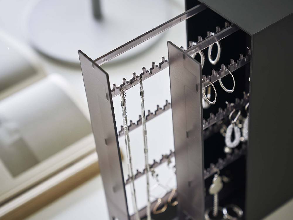 銀色のタワー型ネックレス＆ピアス収納ケース。引き出しと棚が備わったロッカー風デザインのキャビネット