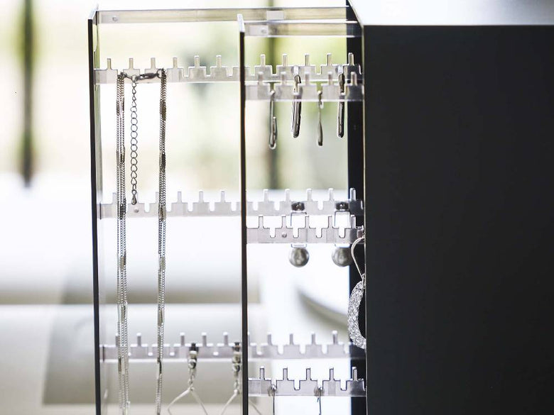 シルバー仕上げのメタルとガラスを使用した棚付き【tower/タワー】ネックレス＆ピアス収納ケース。デザイン性の高い展示キャビネット。