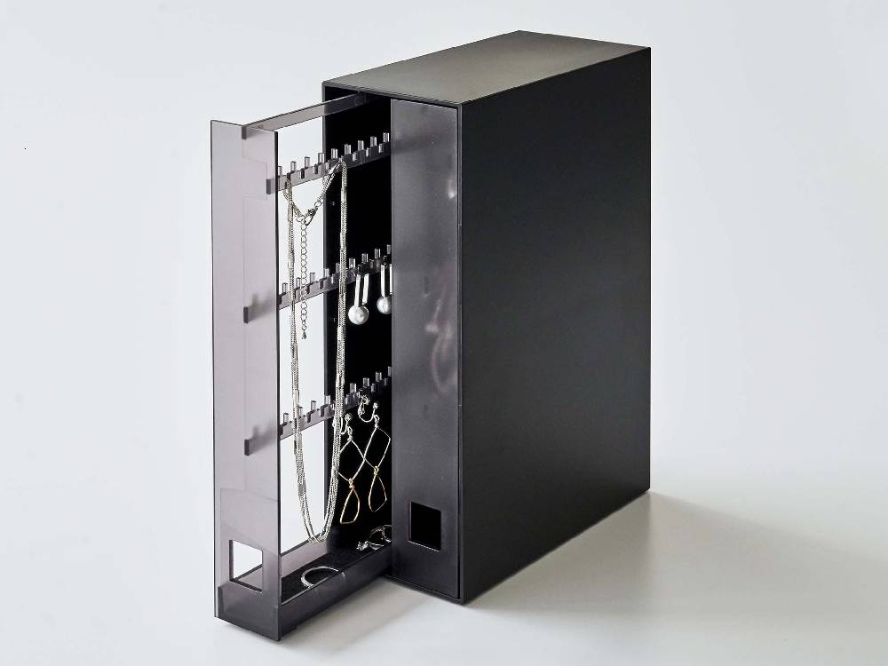 タワー型ネックレス＆ピアス収納ケースが棚に整然と並べられている様子