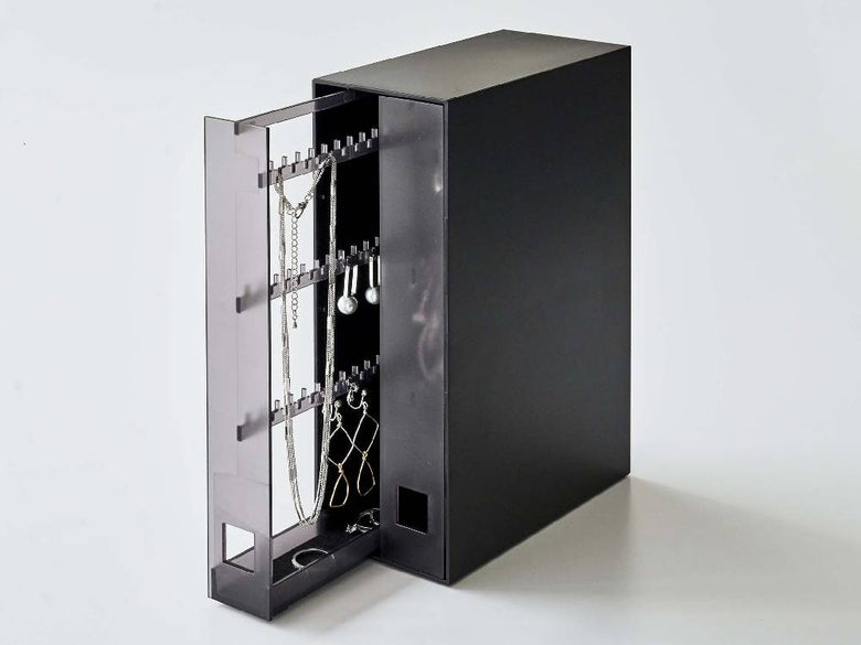 タワー型ネックレス＆ピアス収納ケースが棚に整然と並べられている様子