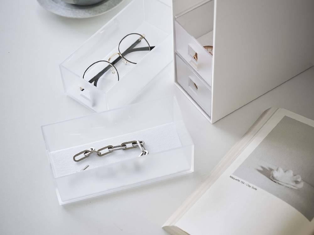 シルバー色のタワー型サングラス＆小物収納ケースの外観画像