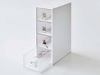 タワー型の銀色プラスチック製サングラス＆小物収納ケース。引き出しと棚を備えたデザインです。