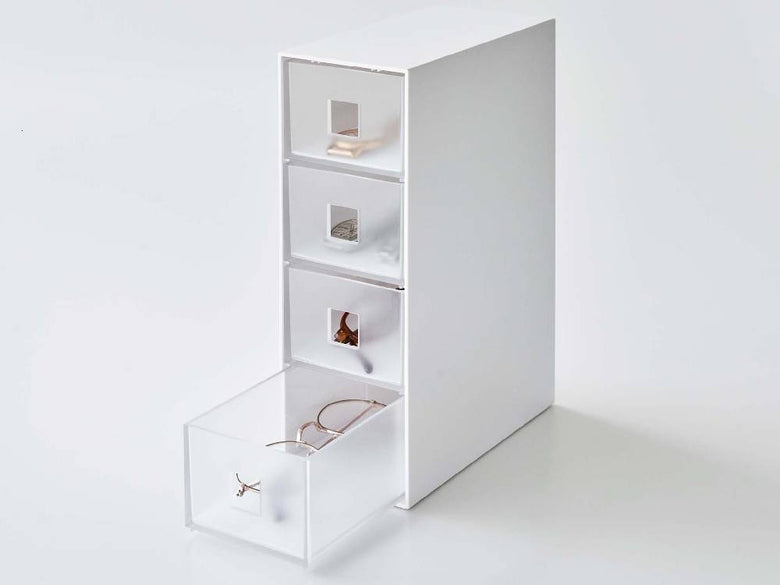 タワー型の銀色プラスチック製サングラス＆小物収納ケース。引き出しと棚を備えたデザインです。