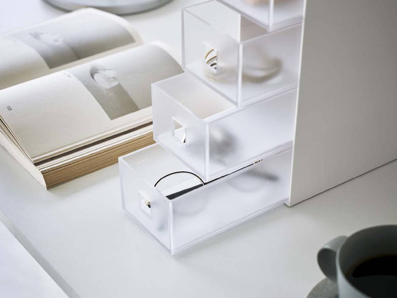 tower/タワー サングラス＆小物収納ケース。銀色のプラスチック製ディスプレイケースにサングラスやオフィス用品が整然と収納されています。