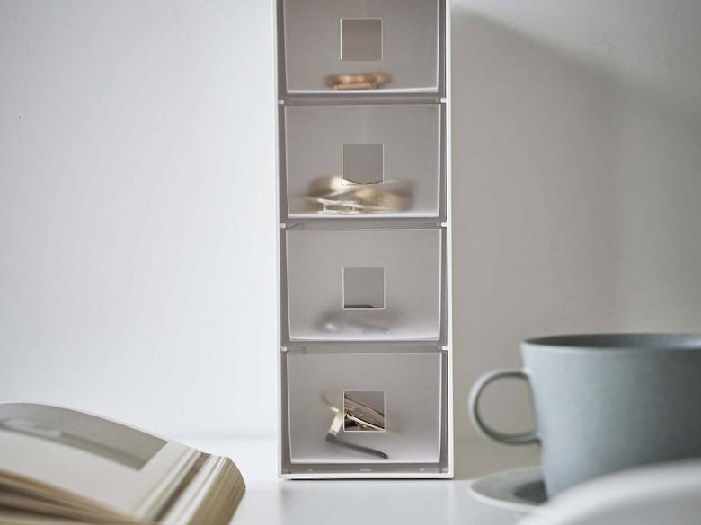 銀色のアルミニウム製サングラス＆小物収納ケースが棚に配置されている様子