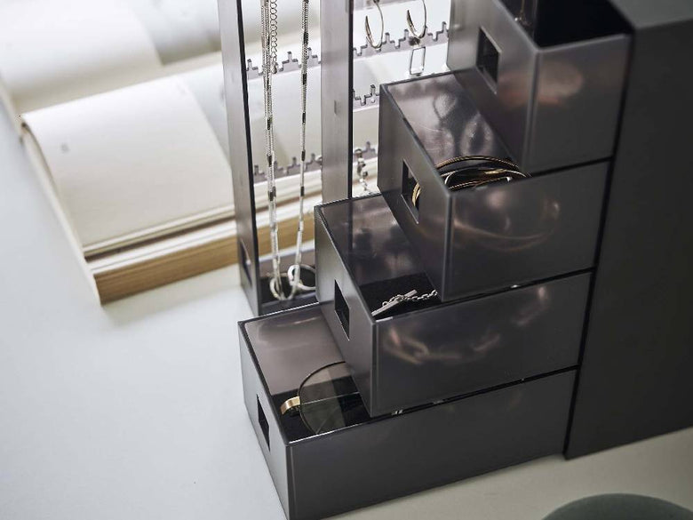 【tower/タワー】サングラス＆小物収納ケース。銀色のABS樹脂製キャビネットに複数の引き出しと棚が備えられたデザイン。