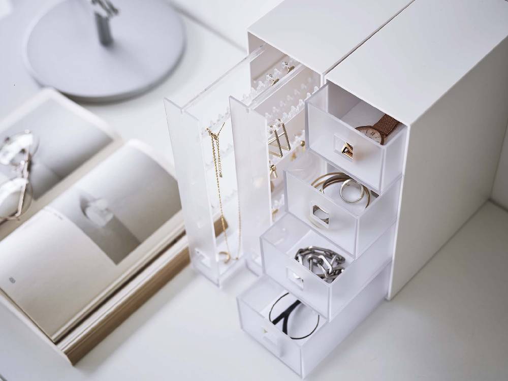 シルバー色の【tower/タワー】サングラス＆小物収納ケースがディスプレイケースに展示されている様子