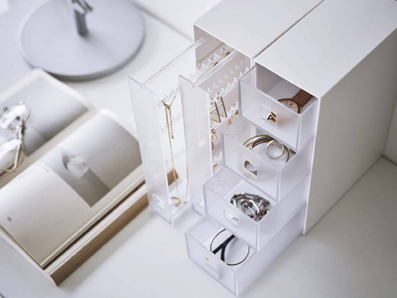 シルバー色の【tower/タワー】サングラス＆小物収納ケースがディスプレイケースに展示されている様子