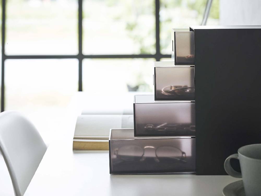 シルバーの棚に並べられた【tower/タワー】サングラス＆小物収納ケースとオフィス用品