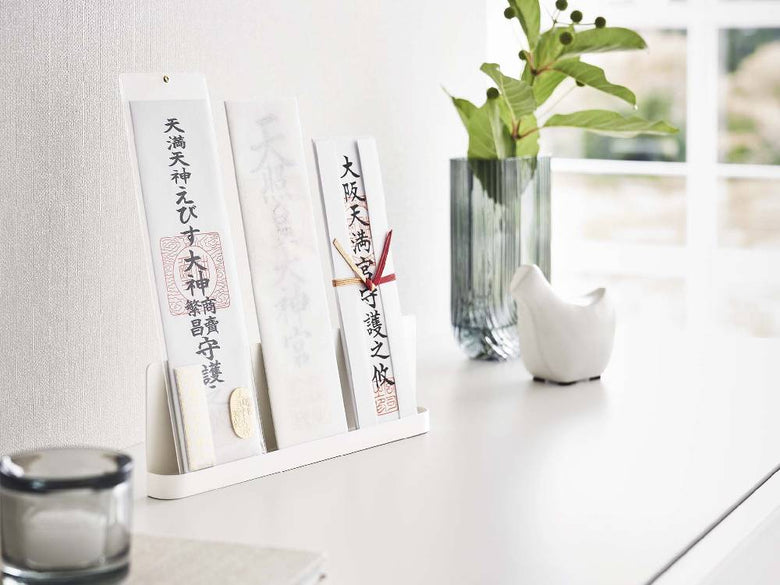 【smart/スマート】神札スタンドがペンや花瓶の植物などオフィス用品とともにデスク上に配置されている様子