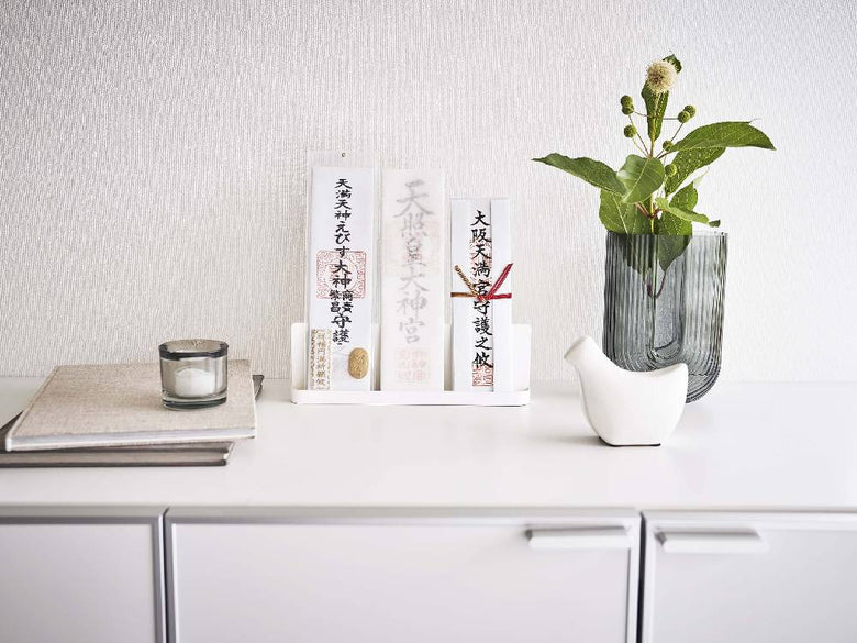 花瓶に生けられた生け花のアレンジメント、切り花とツイッグが特徴