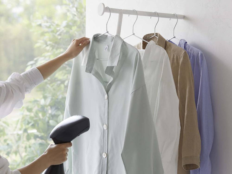 スリムコートハンガーに掛けられたドレスシャツの画像