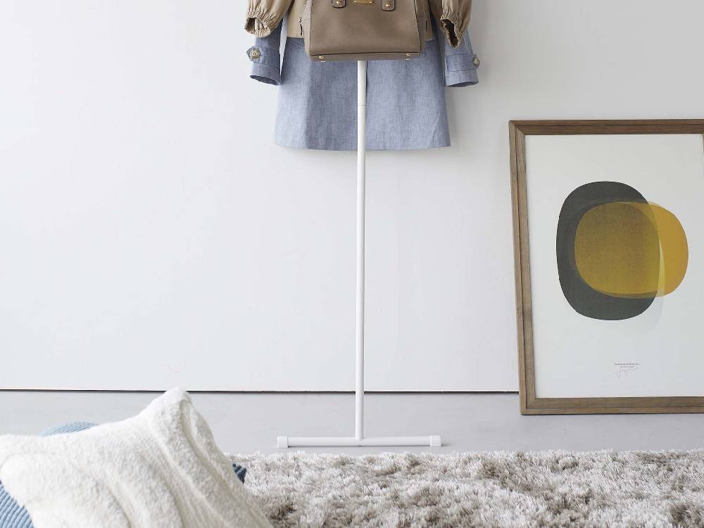 スリムなデザインのスチール製コートハンガー、シリコーンフック付きで耐荷重5kg、約160cmの高さ