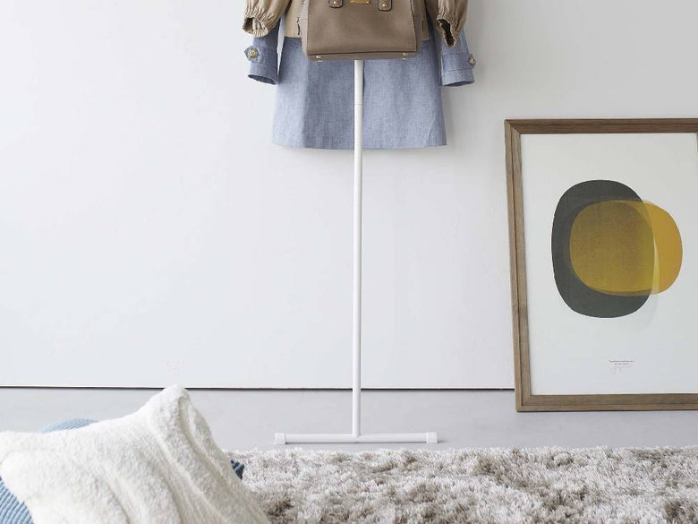 スリムなデザインのスチール製コートハンガー、シリコーンフック付きで耐荷重5kg、約160cmの高さ