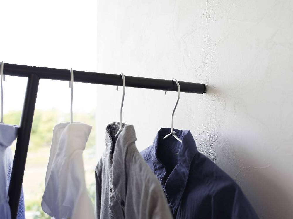 スチール製スリムコートハンガー。シリコーンフック付きで高さ約162cm、耐荷重約5kg。