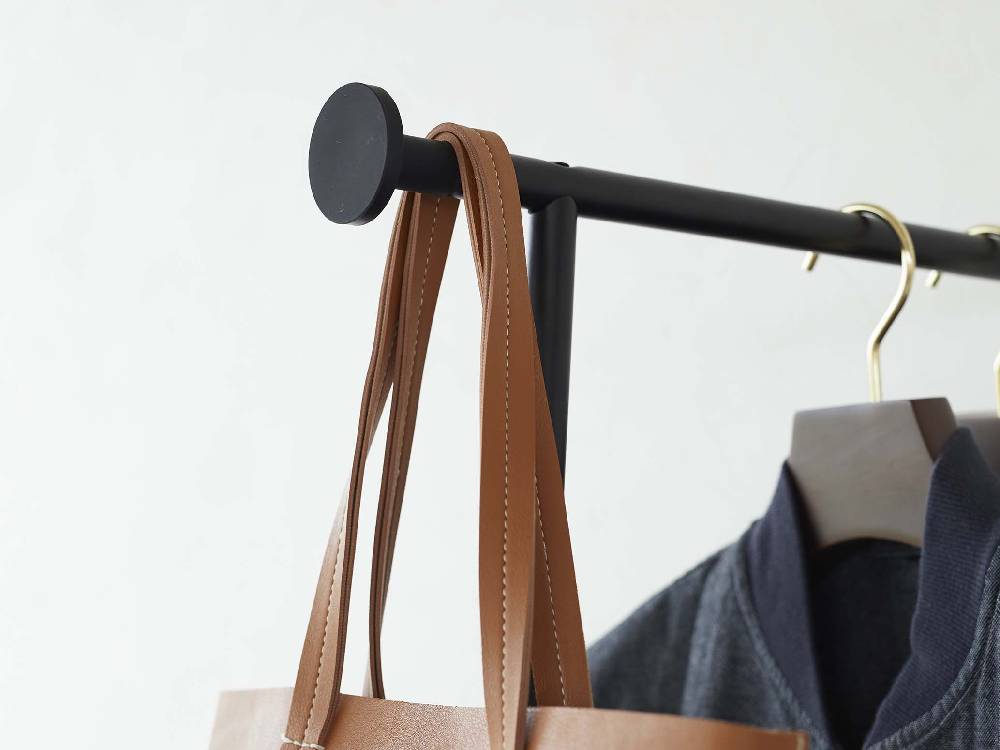 ストラップとロープ、レザーが装飾されたスチール製のスリムコートハンガー