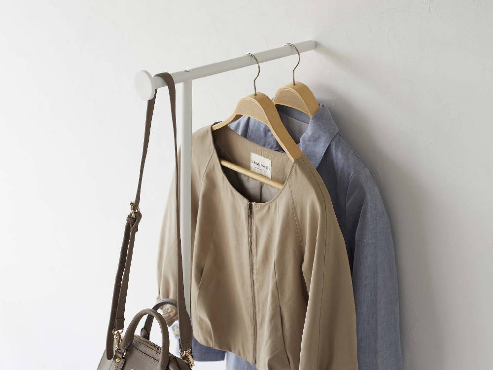 粉体塗装されたスチール製のスリムコートハンガー。シリコーン製のフックが付いており、高さ160cm、耐荷重約5kg。