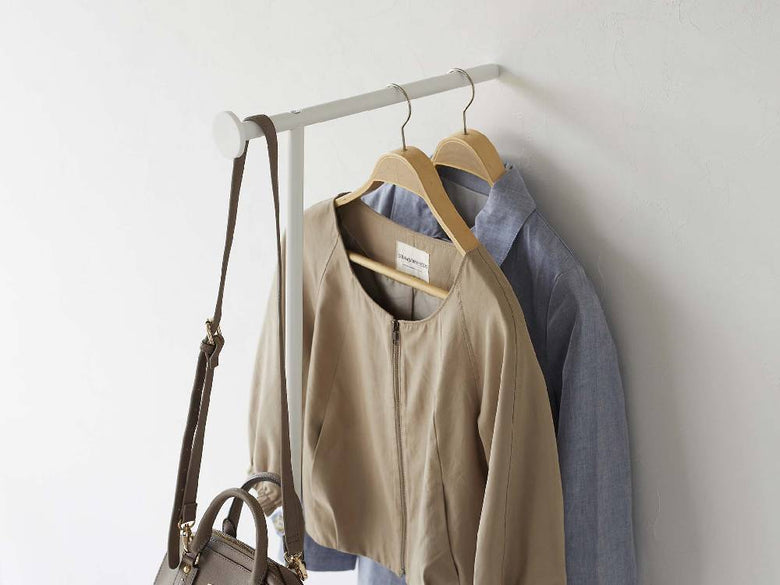 粉体塗装されたスチール製のスリムコートハンガー。シリコーン製のフックが付いており、高さ160cm、耐荷重約5kg。