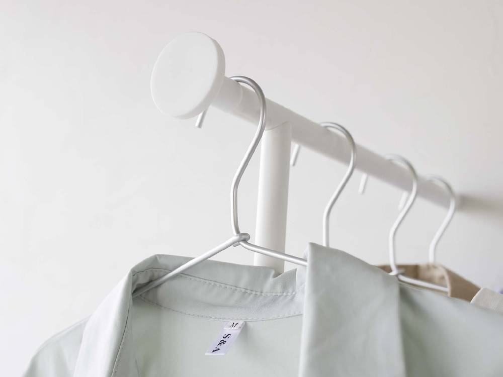 白いスリムコートハンガー、スチールフレームとシリコーンフック付き