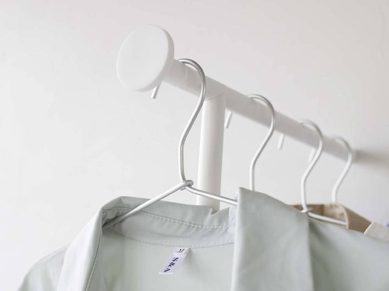 白いスリムコートハンガー、スチールフレームとシリコーンフック付き