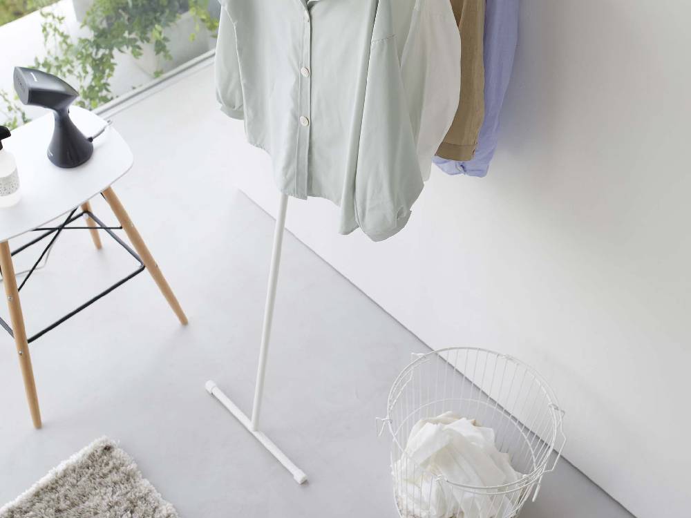 スリムコートハンガーの画像。スチール製で高さ約162cm、耐荷重5kg、シリコーンフック付きのスタイリッシュなデザイン