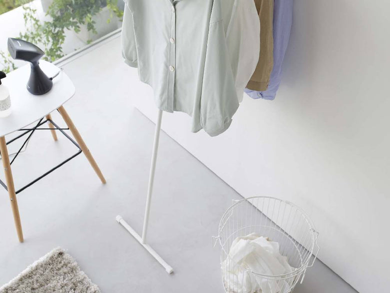 スリムコートハンガーの画像。スチール製で高さ約162cm、耐荷重5kg、シリコーンフック付きのスタイリッシュなデザイン