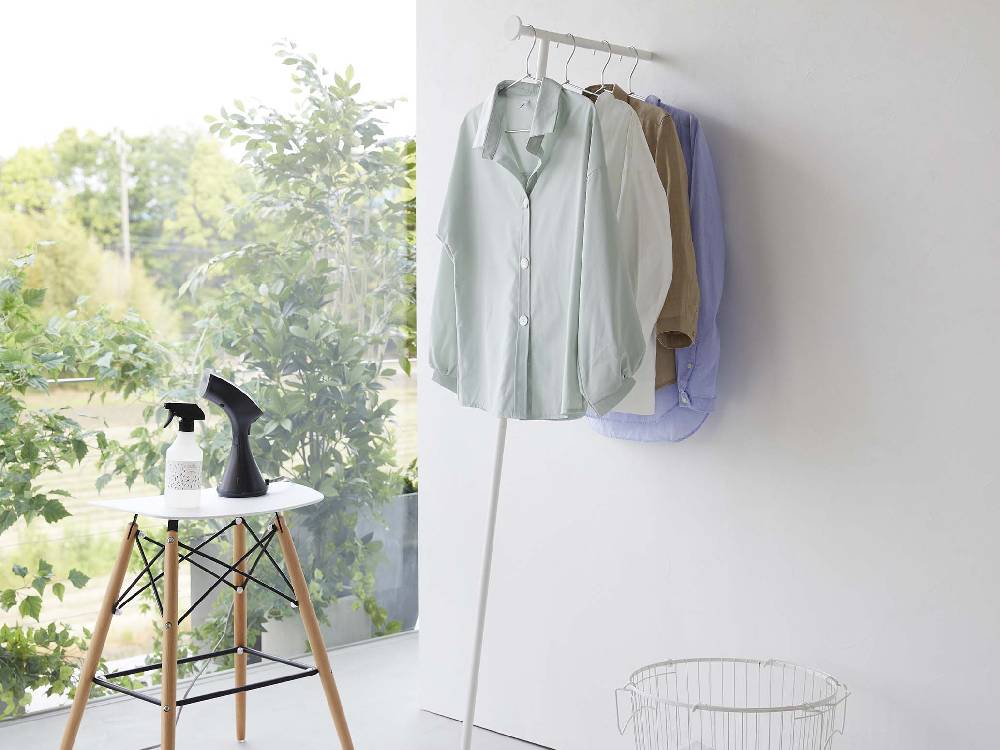 スチール製スリムコートハンガーが設置された衣服掛けスタンド