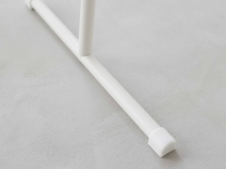 スチールフレームとシリコーンフックを備えたスリムコートハンガーの全体像