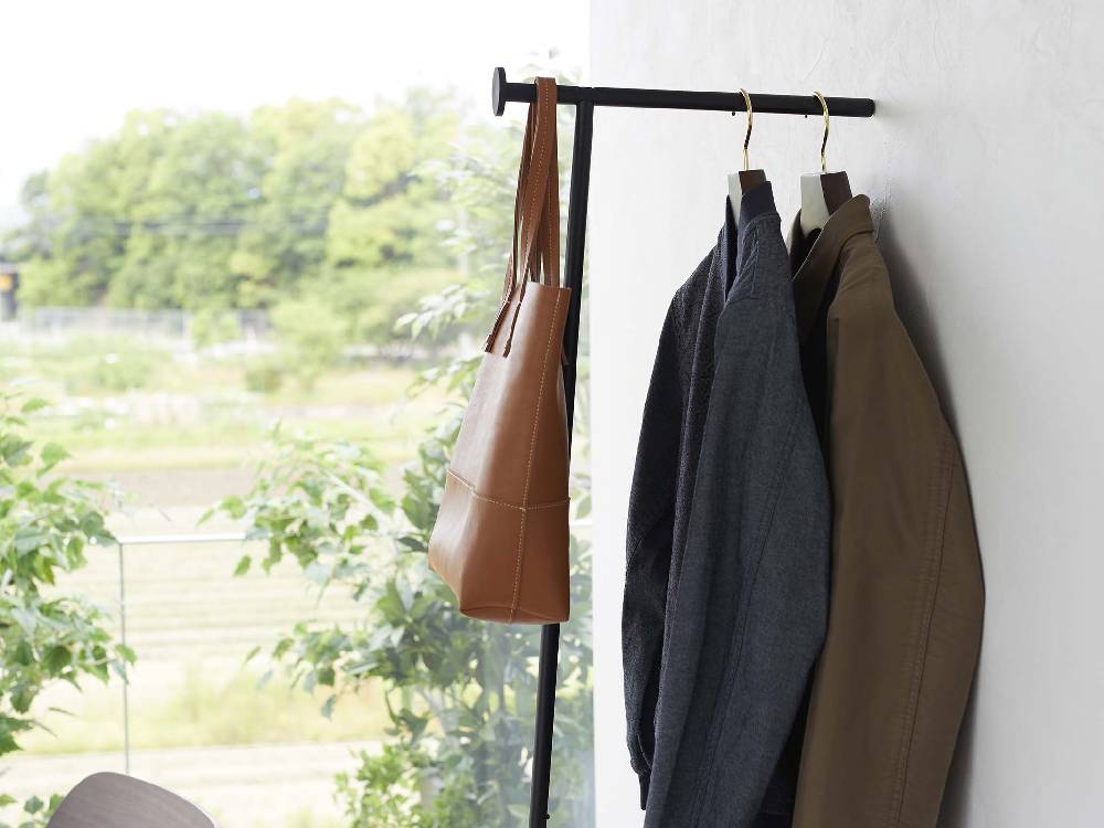 粉体塗装されたスチール製スリムコートハンガー、シリコン製フックとクッション付き、約160cmの高さ