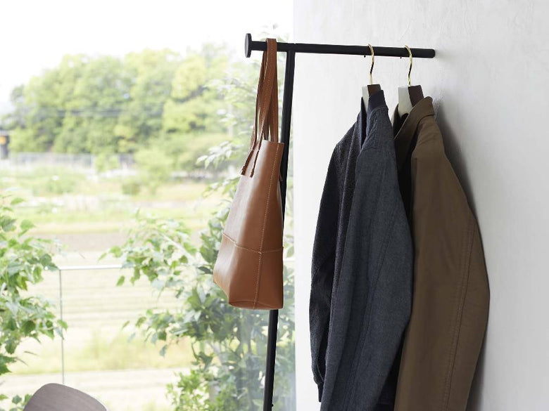 粉体塗装されたスチール製スリムコートハンガー、シリコン製フックとクッション付き、約160cmの高さ