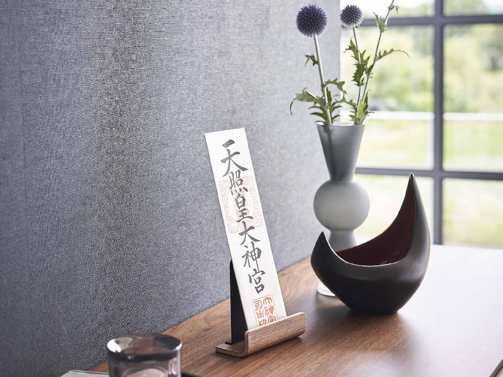 RIN/リンのシングル神札スタンドがスチールと木材で作られ、オフィスデスク上に花瓶や観葉植物とともに配置された静物写真