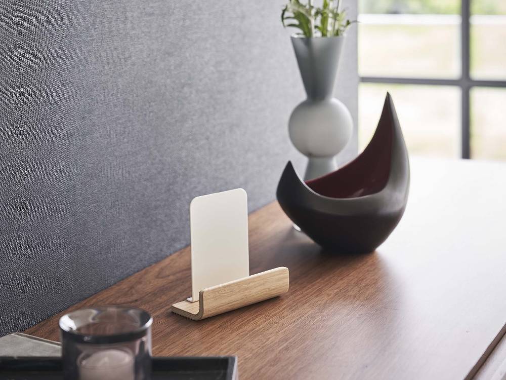 スチールと天然木で作られた【RIN/リン】神札スタンド シングル。サイズ約10.5×5×11cmで、オフィスや家庭で神札を美しく飾るデザイン。