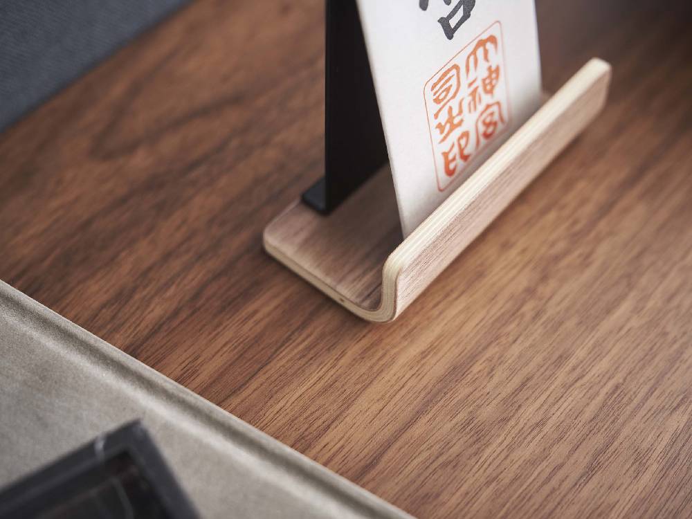 スチールと天然木の素材で作られたシングルサイズの神札スタンド