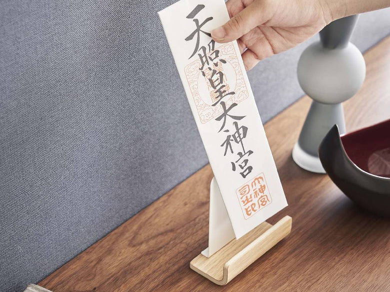 スチールと天然木を組み合わせたシングルタイプの神札スタンド
