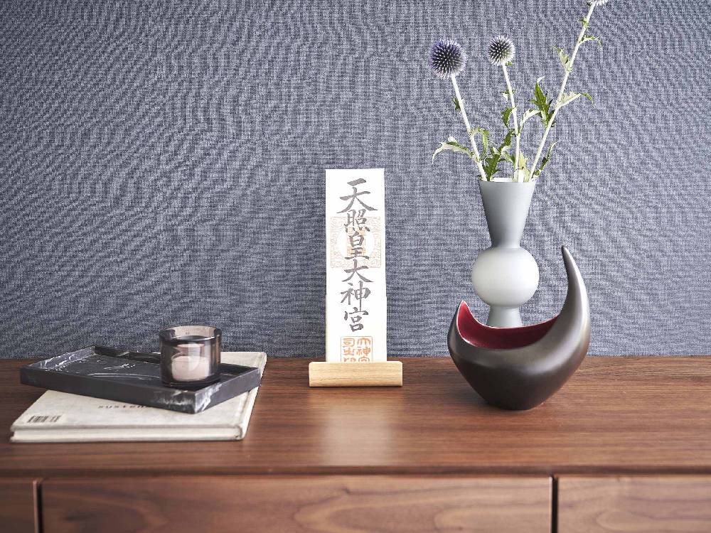 RIN/リンの神札スタンド シングル。天然木積層合板とスチール製で、幅約10.5cm、高さ約11cmのシンプルなデザイン。