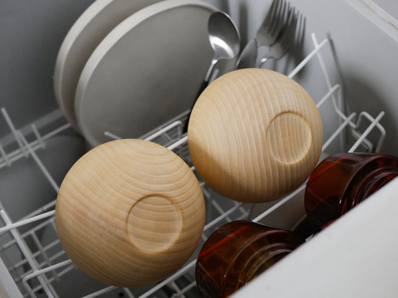 天然木製のマルチボールディッシュラックがキッチンカウンター上で食器やカトラリーを整理している様子