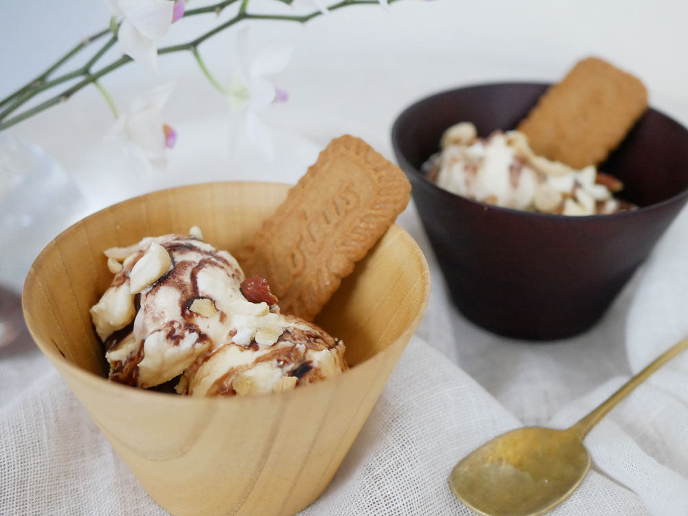 天然木製の食洗機対応マルチボールにデザートやアイスクリームが盛られたテーブルウェアの写真