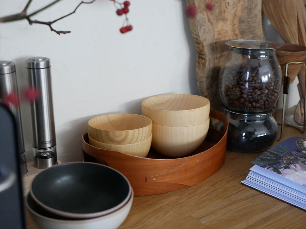 食洗機対応の天然木製マルチボウルセットがテーブルに並べられている様子
