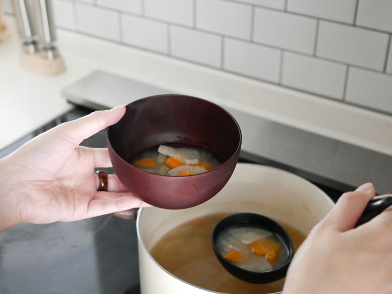 食洗機対応の天然木製マルチボールセット。丸型と台形の異なるサイズのボウルが並んでいる