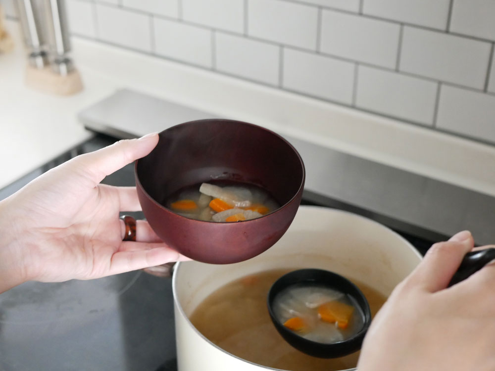 食洗機対応の天然木製マルチボールセット。丸型と台形の異なるサイズのボウルが並んでいる