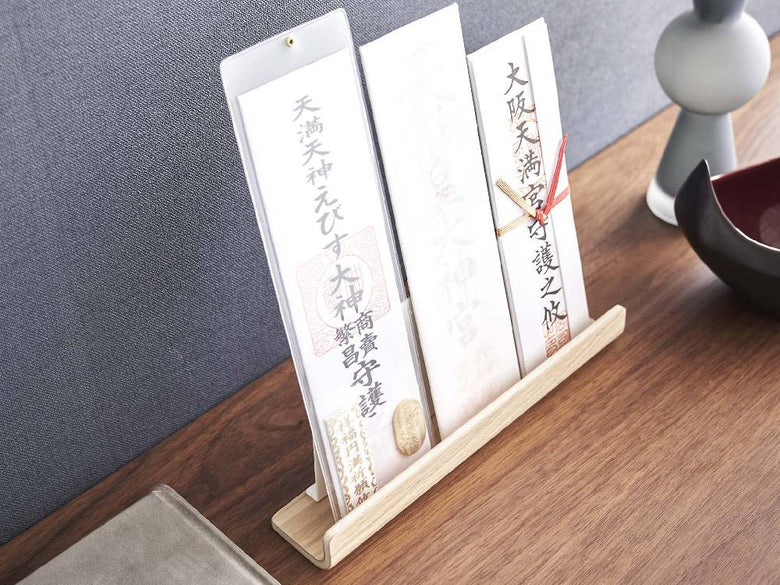 スチールと天然木積層合板で作られた【RIN/リン】神札スタンド。サイズは約幅25cm、奥行き5cm、高さ11cmのシンプルなデザイン