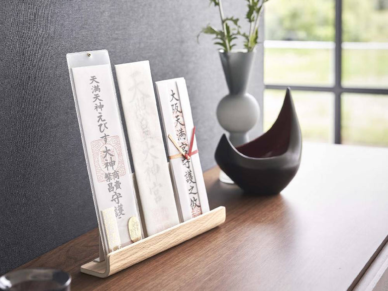 スチールと天然木を使用した【RIN/リン】神札スタンドに神札がセットされている様子
