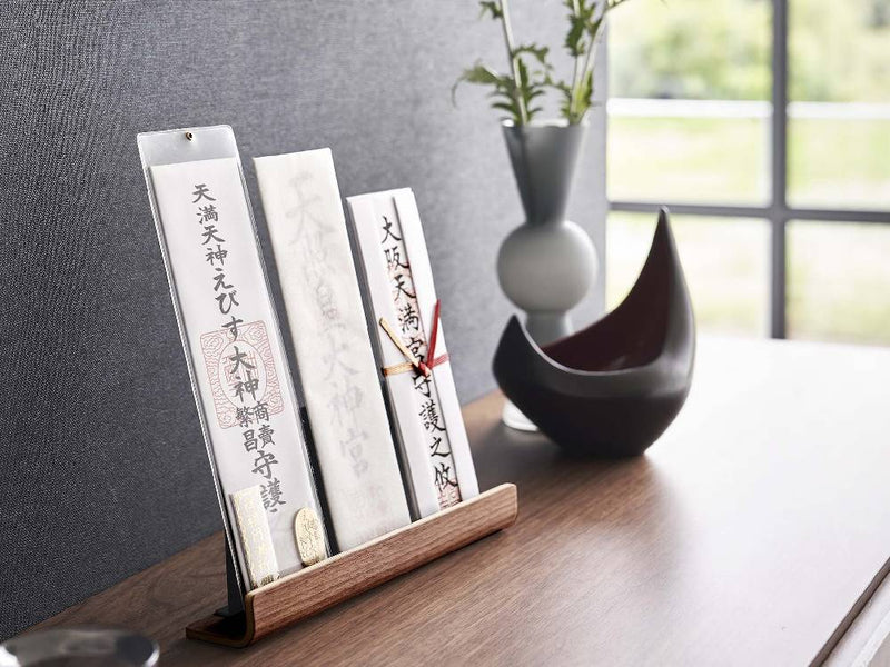 スチールと天然木で作られた【RIN/リン】神札スタンドがオフィスデスクに配置され、ペンや筆記具と共に置かれている
