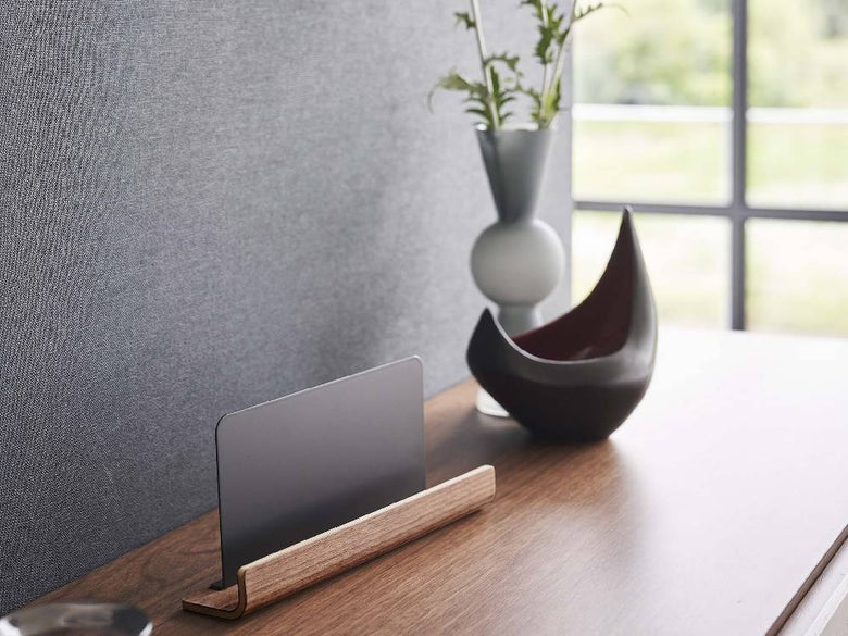 銀色のスチールと天然木で作られた【RIN/リン】神札スタンドがオフィスデスク上に配置されている様子